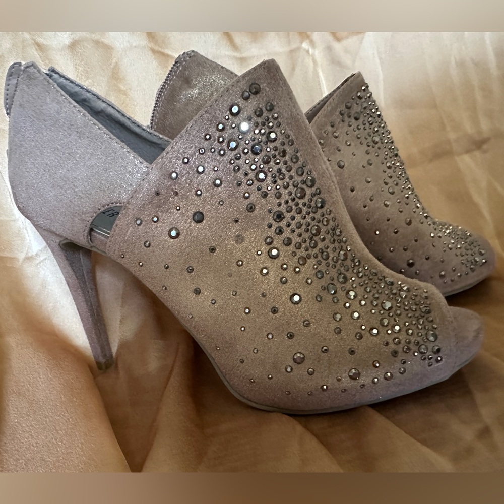 Jennifer Lopez Tan Heels with Stiletto Design